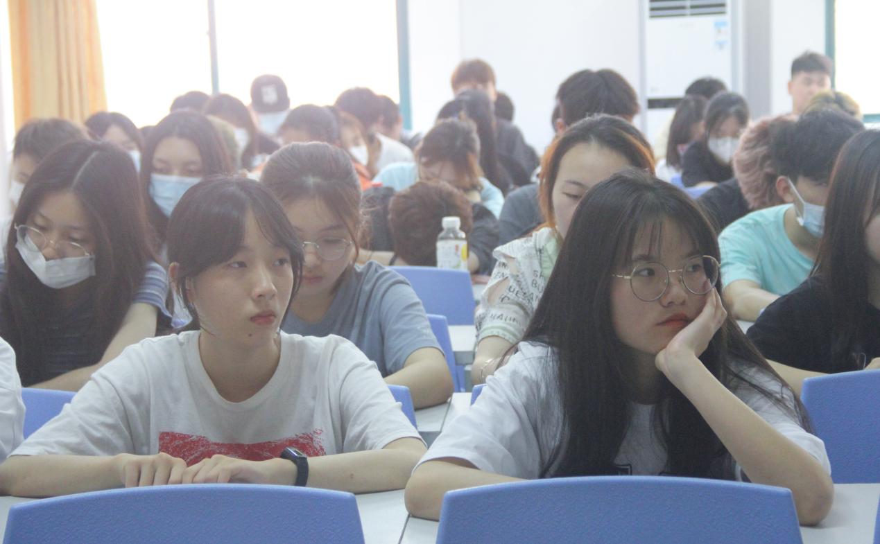 李洪宾摄 影/记者站周嘉怡记者站李婉莹记者站黄卉滢记者站林家莹审
